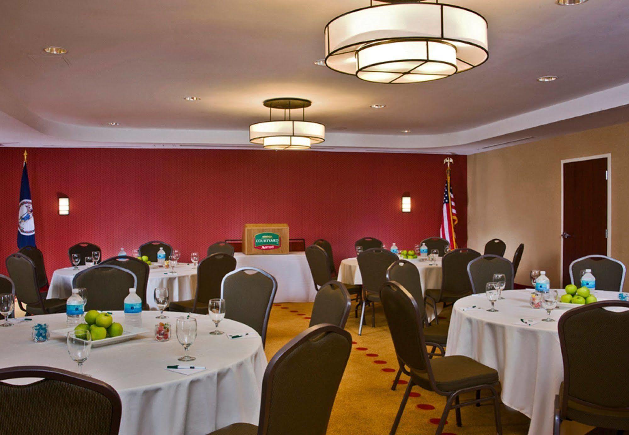 Отель Courtyard Newport News Airport Экстерьер фото